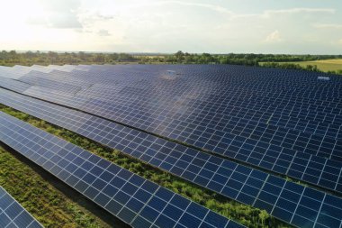 Güneş panelleri dışarı kurulmuş, hava manzaralı. Alternatif enerji kaynağı