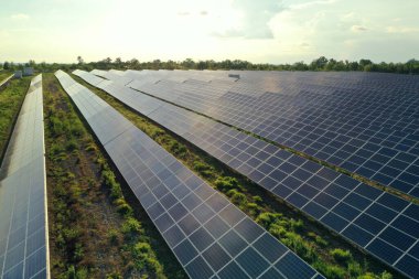 Güneş panelleri dışarı kurulmuş, hava manzaralı. Alternatif enerji kaynağı