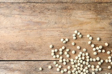 Çiğ bezelye ve ahşap zemin üzerinde yazı için boşluk, düz yatış. Sebze tohumları