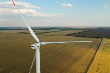 Geniş alanda modern yel değirmeni. Enerji verimliliği