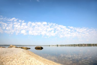 Güneşli bir günde sakin deniz ve kayaların güzel manzarası. Doğa iyileştirme kavramı