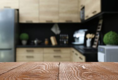 Mutfaktaki tahta masa. Tasarım için boşluk