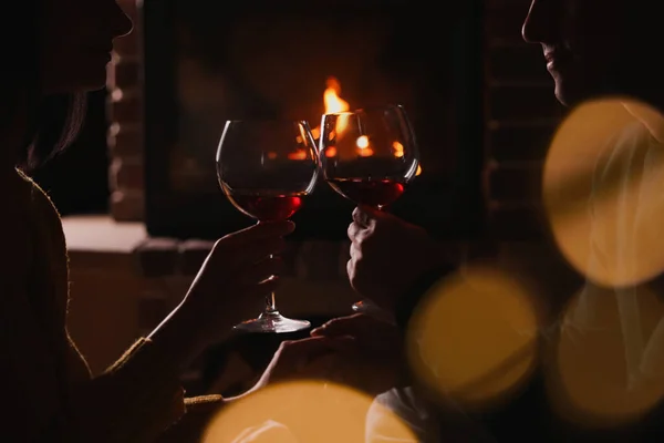 Pareja Con Copas Vino Tinto Cerca Chimenea Primer Plano — Foto de Stock