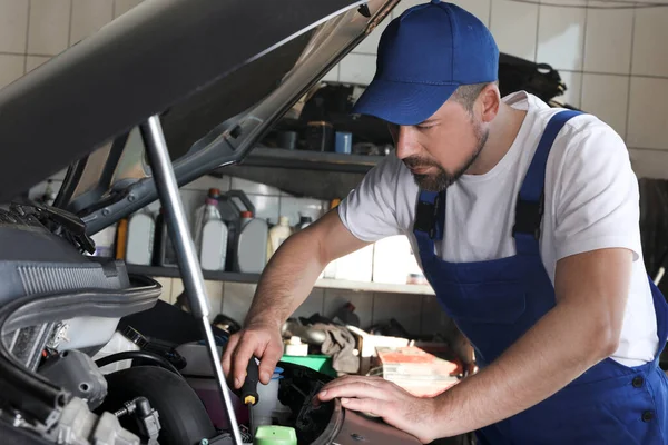 Mekanik Profesional Memperbaiki Mobil Modern Pusat Pelayanan — Stok Foto
