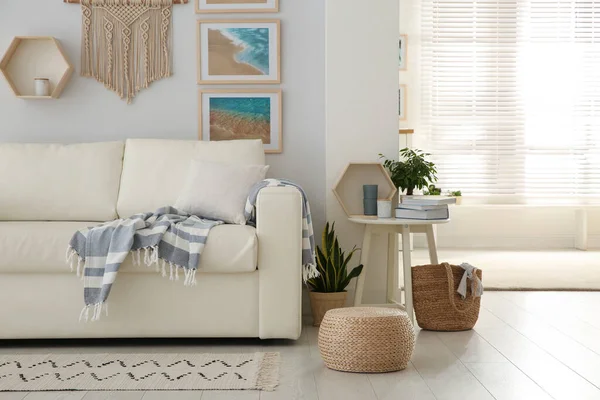 雅致的客厅内饰舒适的沙发 — 图库照片