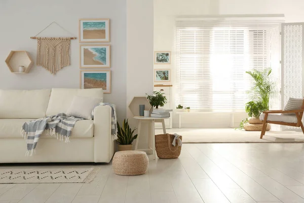 Stilvolles Wohnzimmer Interieur Mit Bequemem Sofa — Stockfoto