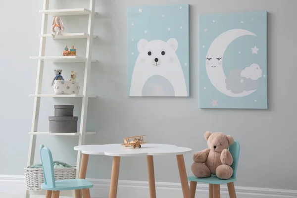 儿童房的内部 墙上挂着桌子和可爱的图画 — 图库照片