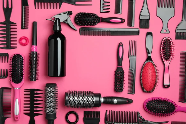 Frame Van Moderne Haarkammen Borstels Roze Achtergrond Plat Lay Ruimte — Stockfoto