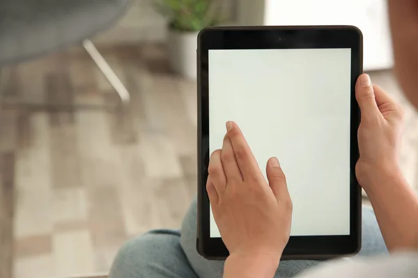 Mujer Trabajando Con Tableta Moderna Interiores Primer Plano Espacio Para — Foto de Stock