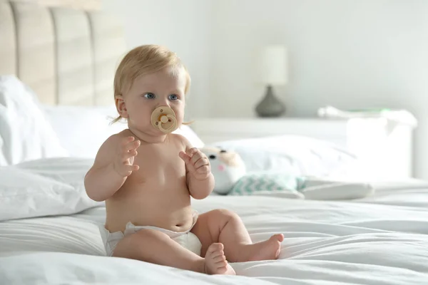 Lindo Bebé Pañal Con Chupete Sentado Cama Casa Espacio Para — Foto de Stock