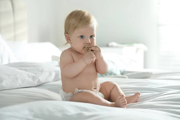 Niedliches Kleines Baby Windel Mit Schnuller Sitzt Hause Bett — Stockfoto
