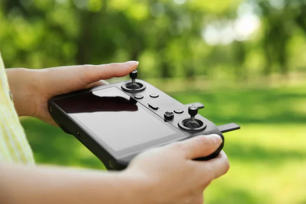 Frau Hält Neuen Modernen Drohnen Controller Freien Nahaufnahme Der Hände — Stockfoto