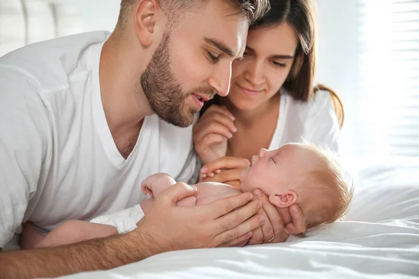 Yeni Doğmuş Bebekleriyle Mutlu Bir Çift — Stok fotoğraf