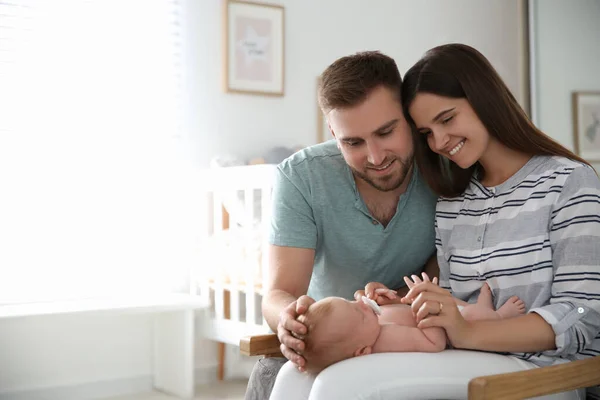 Šťastný Pár Jejich Novorozeným Dítětem Doma Mezera Pro Text — Stock fotografie