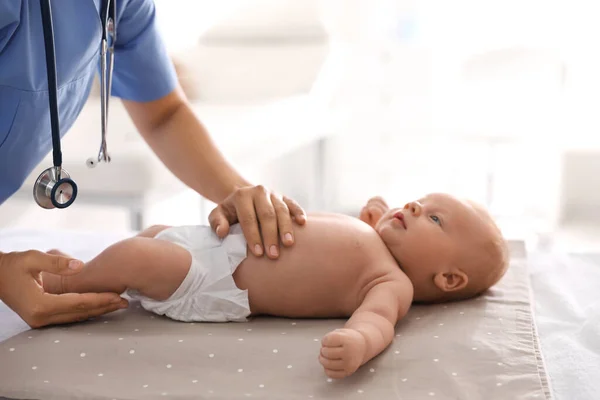 Dokter Onderzoekt Schattige Baby Kliniek Close Gezondheidszorg — Stockfoto