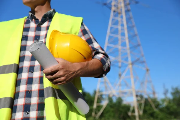 Electricista Profesional Con Dibujo Casco Cerca Torre Alto Voltaje Primer — Foto de Stock