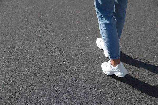 Mujer Caminando Aire Libre Primer Plano Con Espacio Para Texto —  Fotos de Stock