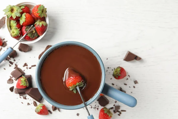Erdbeere Fonduetopf Mit Schokolade Auf Weißem Tisch Tauchen Draufsicht Raum — Stockfoto