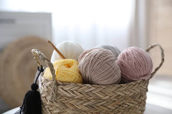 Cesta Vime Com Fendas Crochê Dentro Casa Envolvendo Hobby — Fotografia de Stock