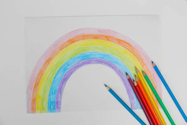 白い背景に虹と鉛筆の絵画 フラットレイアウト 家のコンセプトにいて — ストック写真