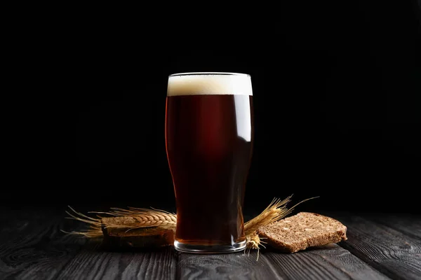 Köstlicher Kvass Brot Und Spieße Auf Holztisch — Stockfoto