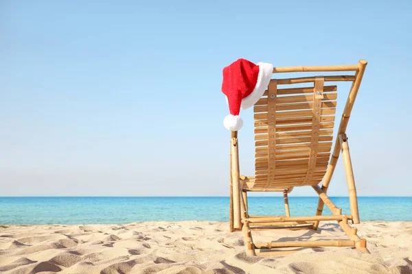 Sdraio Con Cappello Babbo Natale Sulla Spiaggia Spazio Testo Vacanze — Foto Stock