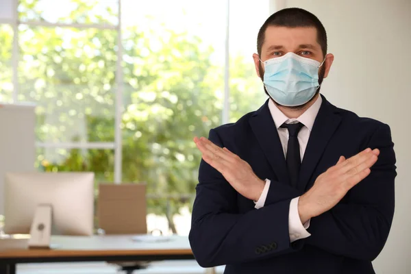 Hombre Con Mascarilla Protectora Mostrando Gesto Alto Oficina Prevenir Propagación — Foto de Stock