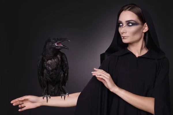 Mystérieuse Sorcière Avec Corbeau Sur Fond Sombre — Photo