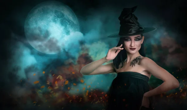 Młoda Dziewczyna Przebrana Czarownicę Przerażającym Pająkiem Podczas Pełni Księżyca Halloween — Zdjęcie stockowe