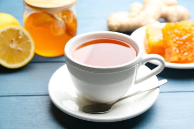 Mavi ahşap masada ballı ve limonlu çay