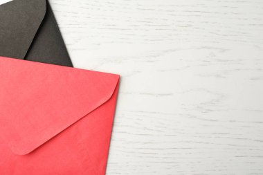 Beyaz ahşap zemin üzerinde kağıt zarflar, düz yatıyordu. Metin için boşluk