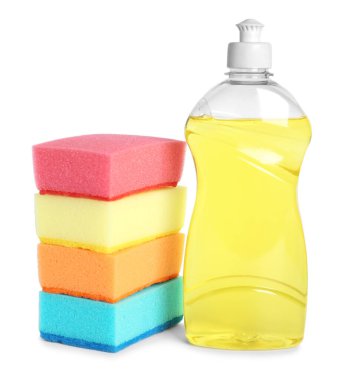 Beyaz arka planda bir şişe deterjan ve sünger.
