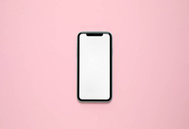 MYKOLAIV, UKRAINE - 7 Temmuz 2020: Pembe arka planda iPhone 11, üst manzara. Tasarım için model