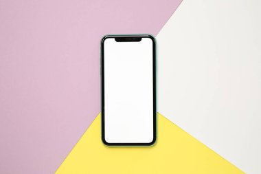 MYKOLAIV, UKRAINE - 07 Temmuz 2020: iPhone 11 renk arkaplan, üst görünüm. Tasarım için model