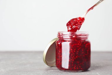 Gri masada tatlı ahududu reçeli. Metin için boşluk