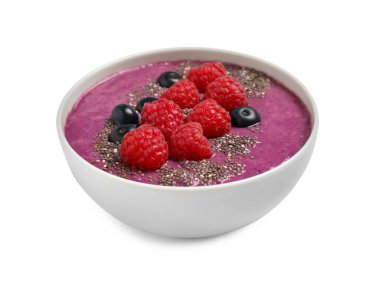 Lezzetli acai smoothie ile sağlıklı kahvaltı ve beyaz üzerine izole edilmiş meyveler.
