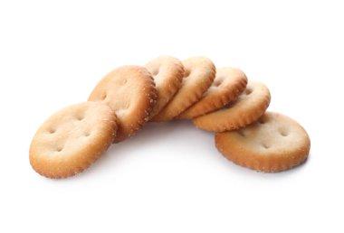 Beyaza izole edilmiş çıtır krakerler. Lezzetli yemek.