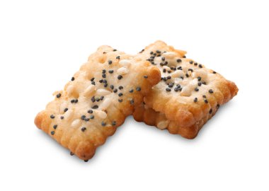 Lezzetli çıtır krakerler, beyaz üzerine izole edilmiş haşhaş ve susam tohumları.