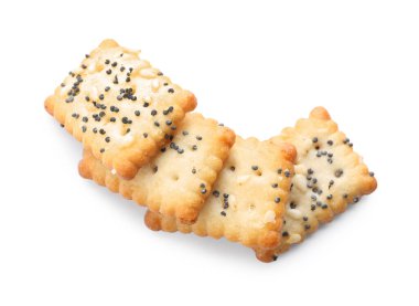 Beyaz üzerine izole edilmiş haşhaşlı krakerler ve susam tohumları.