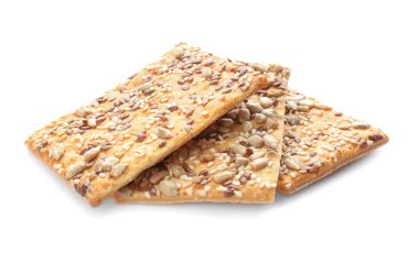 Beyaz üzerinde farklı tohumları olan lezzetli çıtır krakerler