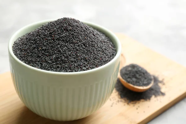 Masadaki beyaz seramik kasede haşhaş tohumları