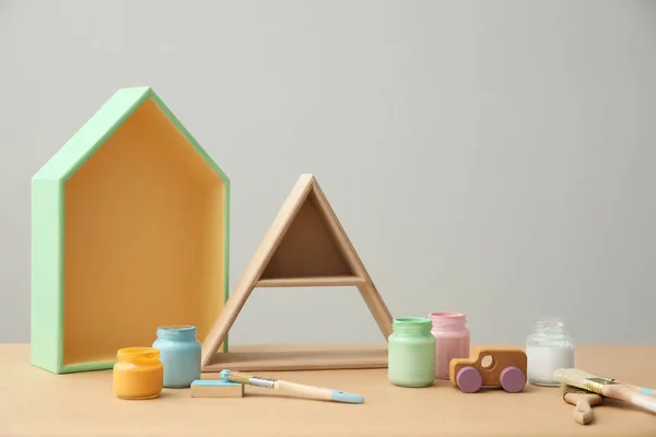 Samenstelling Met Potten Verf Planken Houten Tafel Binnenelementen — Stockfoto