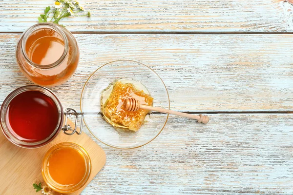 Platte Lay Compositie Met Verschillende Soorten Honing Lichtblauwe Houten Tafel — Stockfoto