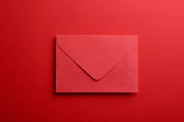 Kırmızı Zemin Üzerinde Kağıt Zarf Üst Görünüm — Stok fotoğraf