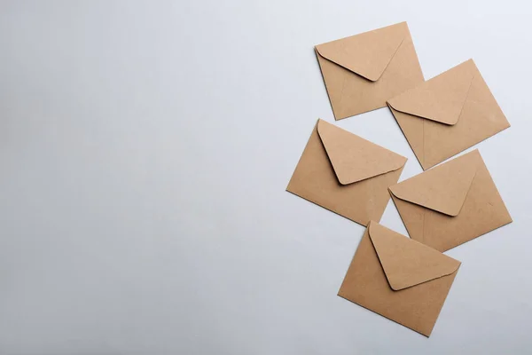 Envelopes Papel Marrom Fundo Claro Flat Lay Espaço Para Texto — Fotografia de Stock