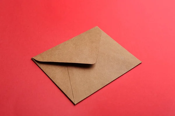 Brauner Papierumschlag Auf Rotem Hintergrund Postdienst — Stockfoto