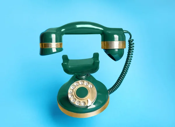 Groene Vintage Bekabelde Telefoon Lichtblauwe Achtergrond — Stockfoto