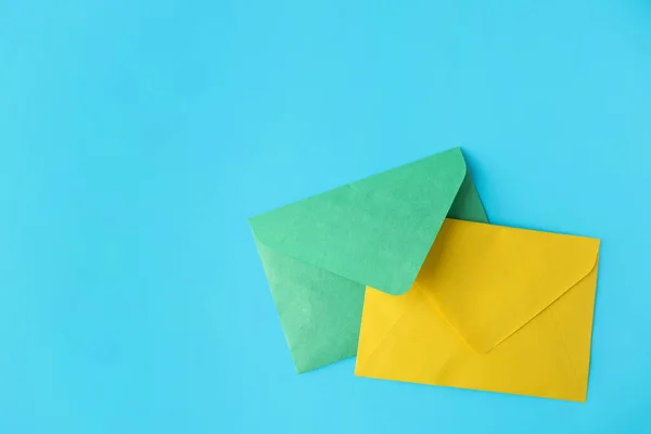 Envelopes Papel Coloridos Sobre Fundo Azul Claro Flat Lay Espaço — Fotografia de Stock