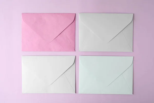 Enveloppes Papier Coloré Sur Fond Rose Pose Plate — Photo