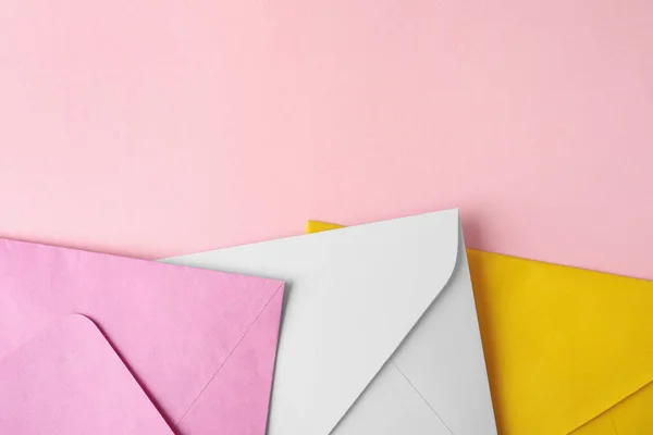 Kleurrijke Papieren Enveloppen Roze Achtergrond Vlakke Lay Ruimte Voor Tekst — Stockfoto